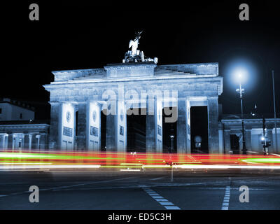 Autolichter am Brandenburger Tor in Berlin bei Nacht Stockfoto