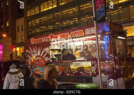 Brooklyn-Popcorn-Verkäufer auf der Lexington Avenue in Manhattan am frühen Abend in der Hoffnung, Menschen nach der Arbeit zu fangen. Stockfoto