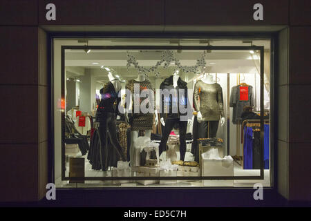 Damen Boutique Fenster entlang der Madison Avenue, NYC. Stockfoto
