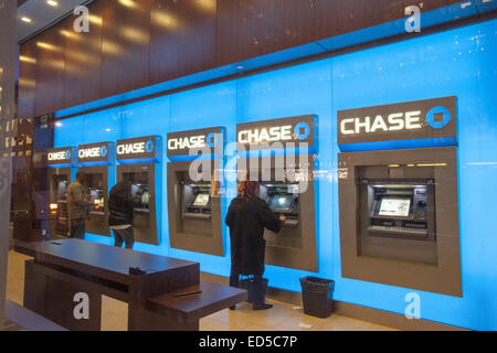In einer automatisierten CHASE Bank-Filiale in Manhattan suchen. Stockfoto