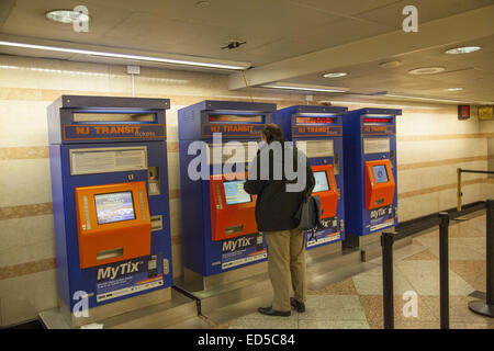 New Jersey Transit Fahrkartenautomaten am Bahnhof Penn Station, New York City. Stockfoto