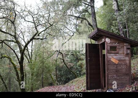 Eine alte hölzerne Nebengebäude im Wald. Stockfoto