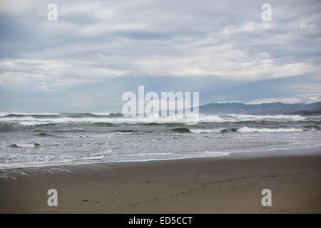 Dramatische Wellen an einem Strand in der Nähe von Bodega Bay, Kalifornien. Stockfoto