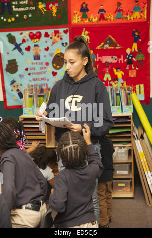 Kita Kindergarten auf der Lower East Side von Manhattan. Lehrer arbeiten mit Kindern Stockfoto