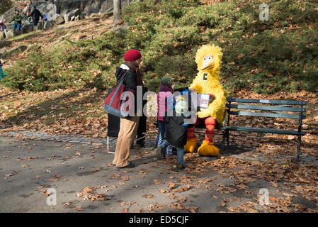 Kinder finden große Vogel sitzt auf einer Bank im Central Park in New York City. Aber um mit ihm zu reden kostet $5.00 Stockfoto