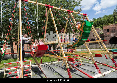 Kinder auf Jahrmarkt-Schaukel fahren, Blists Hill viktorianischen Stadt, Ironbridge, Shropshire, England, UK Stockfoto