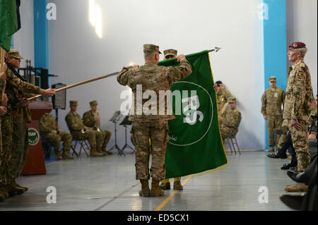 NATO-ISAF-Kommandeur, General John Campbell und Command Sergeant Major Delbert Byers Roll die ISAF Flagge, während das Gehäuse der Farbe statt in der Koalition-Zentrale in Kabul, Afghanistan. NATO-geführten Koalitionstruppen statt einer Flagge ändern Zeremonie in Kabul unter strengen Sicherheitsvorkehrungen zu kennzeichnen das Ende ihrer aktiven Kampf 13-Year-Old und starten einen neuen Zug, beraten und unterstützen Mission vom 1. Januar. Es war die oberste militärische und zivile Beamte, darunter Afghan National Security Advisor Hanif Atmar besucht. Die neue Resolute Support Mission umfasst einige 13.000 ausländische Truppen als Trainer und adv Stockfoto