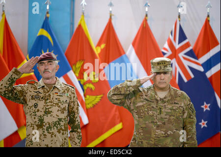 Der deutsche General Hans-Lothar Domröse (links), der Kommandant des Joint Force Command Brunssum und General John Campbell (rechts), statt NATO ISAF-Kommandeur in Afghanistan, während das Gehäuse der Farbe in der Koalition-Zentrale in Kabul, Afghanistan. NATO-geführten Koalitionstruppen statt einer Flagge ändern Zeremonie in Kabul unter strengen Sicherheitsvorkehrungen zu kennzeichnen das Ende ihrer aktiven Kampf 13-Year-Old und starten einen neuen Zug, beraten und unterstützen Mission vom 1. Januar. Es war die oberste militärische und zivile Beamte, darunter Afghan National Security Advisor Hanif Atmar besucht. Die neue Resolute Support Mission Stockfoto