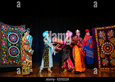 Akteure im traditionellen usbekischen Kostüm des 19. Jahrhunderts führen Trauung während "Augenblicke der Ewigkeit" Show im Theater des hist Stockfoto