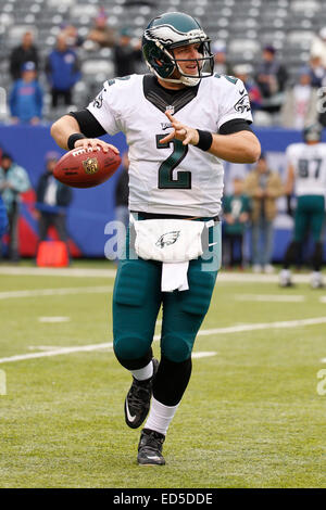 East Rutherford, New Jersey, USA. 28. Dezember 2014. Philadelphia Eagles-quarterback Matt Barkley (2) in Aktion während der Warm-ups vor dem NFL-Spiel zwischen den Philadelphia Eagles und die New York Giants im MetLife Stadium in East Rutherford, New Jersey. © Csm/Alamy Live-Nachrichten Stockfoto