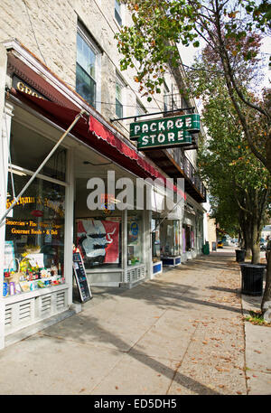 Schaufenster und Gehweg in der Stadt von Great Barrington, Massachusetts, Berkshire County, USA Stockfoto