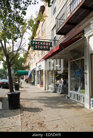 Schaufenster und Gehweg in der Stadt von Great Barrington, Massachusetts, Berkshire County, USA Stockfoto