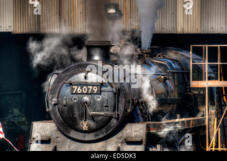 Dampfzug in zur Reparatur in Grosmont auf der NYMR, North Yorkshire. Stockfoto