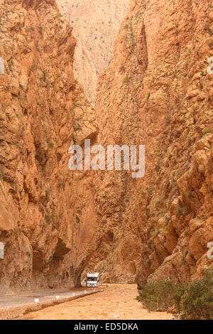 Camper. Dades Schlucht. In der Nähe von Todra Schlucht. Marokko. Nordafrika. Afrika Stockfoto