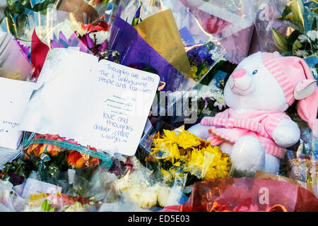 Eine 2 Minuten Kerze Mahnwache in Royal Exchange Square, Glasgow im Gedenken an die 6 Personen, die Opfer von Glasgow Bin LKW Crash in George Square vor einer Woche wurden teilgenommen mehr als 1000 Personen. Viele Menschen, Blumen, Kerzen und einige sprach Gebete als Zeichen der Unterstützung und Anteilnahme. Stockfoto