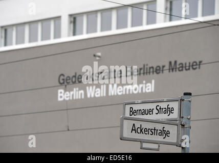 Berlin, Deutschland. 5. November 2014. Das Straßenschild Bernauer Straße/Ackerstrasse ist vor der Gedenkstätte Berliner Mauer in Berlin, Deutschland, 5. November 2014 gesehen. Foto: Soeren Stache/Dpa/Alamy Live News Stockfoto