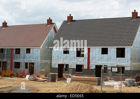 Dämmplatten für erschwingliche Häuser im Bau in einem Dorf in Suffolk Stockfoto