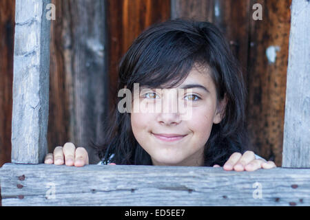 Porträt einer jungen dunkelhaarigen Mädchen im Dorf. Stockfoto