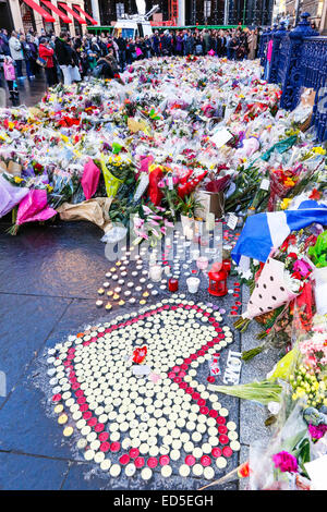 Eine 2 Minuten Kerze Mahnwache in Royal Exchange Square, Glasgow im Gedenken an die 6 Personen, die Opfer von Glasgow Bin LKW Crash in George Square vor einer Woche wurden teilgenommen mehr als 1000 Personen. Viele Menschen, Blumen, Kerzen und einige sprach Gebete als Zeichen der Unterstützung und Anteilnahme. Stockfoto