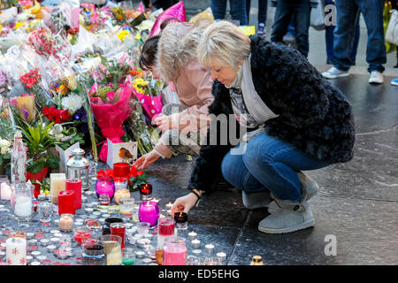 Eine 2 Minuten Kerze Mahnwache in Royal Exchange Square, Glasgow im Gedenken an die 6 Personen, die Opfer von Glasgow Bin LKW Crash in George Square vor einer Woche wurden teilgenommen mehr als 1000 Personen. Viele Menschen, Blumen, Kerzen und einige sprach Gebete als Zeichen der Unterstützung und Anteilnahme. Stockfoto