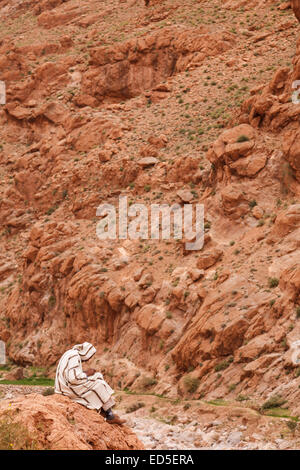 Todgha-Fluss, der durch die Todra Schlucht, Marokko, Nordafrika. Afrika Stockfoto