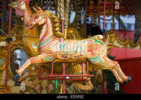 Traditionelles altes Karussell der berühmten Galloping Pferde Stockfoto