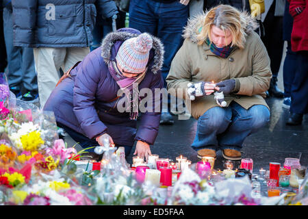 Eine 2 Minuten Kerze Mahnwache in Royal Exchange Square, Glasgow im Gedenken an die 6 Personen, die Opfer von Glasgow Bin LKW Crash in George Square vor einer Woche wurden teilgenommen mehr als 1000 Personen. Viele Menschen, Blumen, Kerzen und einige sprach Gebete als Zeichen der Unterstützung und Anteilnahme. Stockfoto