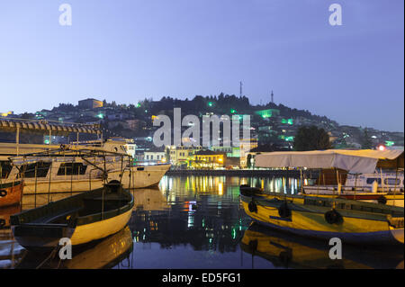 Ohrid See Angelboote/Fischerboote mit dem Blick auf eine Altstadt von Ohrid, Mazedonien in der Nacht Stockfoto