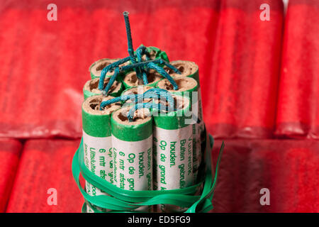 hausgemachte Feuerwerk Bombe von Feuerwerkskörpern zusammengebunden Stockfoto