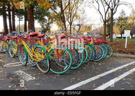 Googles neue Campus Fahrräder auf dem Parkplatz von Google Gebäude 44, Mountain View, Kalifornien, USA Stockfoto