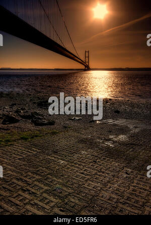 Die Sonne, hinunter über die Humber-Brücke über den Fluss Humber im Humberside. Stockfoto