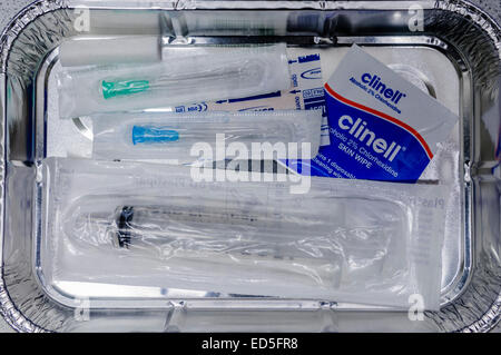 Alu-Schale gefüllt mit Nadeln, Spritzen und andere Ausrüstung bereit, Blut von einem Patienten zu nehmen. Stockfoto