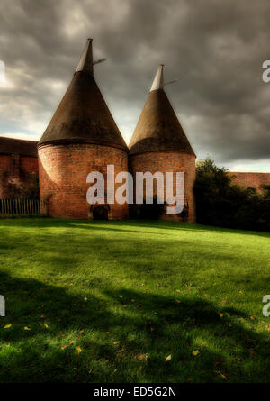 Schöne Oast House in Dunsfold in Kent. Kent Canvas. Kent Leinwände. Kent Drucke. Kent Landschaften. Oast House Leinwand. Oast Hous Stockfoto