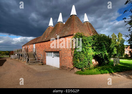 Schöne Oast House in Dunsfold in Kent. Kent Canvas. Kent Leinwände. Kent Drucke. Kent Landschaften. Oast House Leinwand. Oast Hous Stockfoto