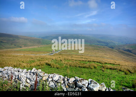 Die Aussicht von der Buttertubs im Swaledale Blick zurück in Richtung Muker in der Yorkshire Dales National Park, North Yorkshire. SWA Stockfoto