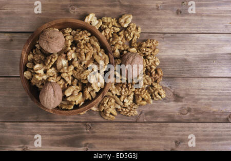 Walnüsse in der braunen Holzschale auf Tisch Stockfoto
