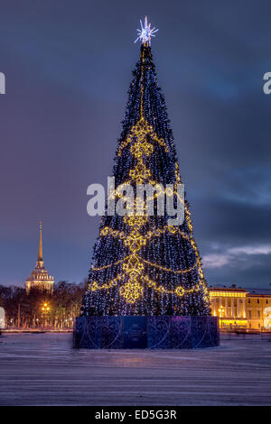 St. Petersburg. Russland. Die Stadt ist vor Weihnachten dekoriert. Tanne steht auf dem Schlossplatz eingerichtet. St. Petersburg. Weihnachten Stockfoto