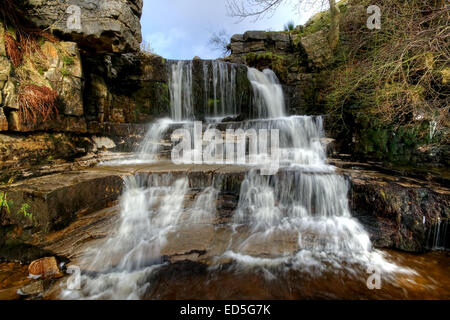 Ein Wasserfall auf der Küste zu Küste zu Fuß vom Keld, Muker, die durch die Website von einem verlassenen Zinnmine in den Yorkshire Dales Nat Stockfoto