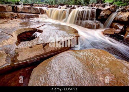 Untere Wainwath Kraft der Fluß Swale einige 1 Meile stromaufwärts von Keld im Swaledale in den Yorkshire Dales National finden Sie auf Stockfoto