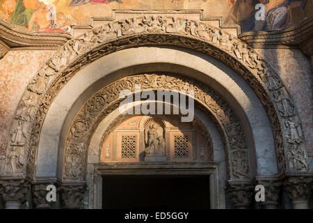 Skulptur auf Bogen der Eingang, Markusdom, Venedig, Italien Stockfoto