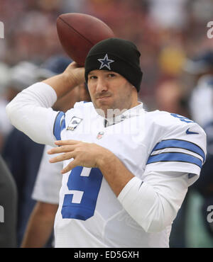 Landover, MD, USA. 28. Dezember 2014. Dallas Cowboys QB Tony Romo (9) erwärmt sich an der Seitenlinie. Dallas Cowboys gegen Washington Redskins am 28. Dezember 2014 bei Fedex Field in Landover, Maryland. Bildnachweis: Cal Sport Media/Alamy Live-Nachrichten Stockfoto