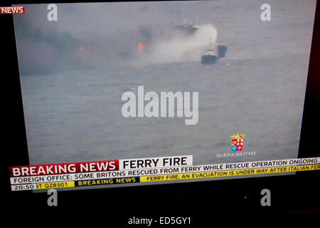 London UK. 28. Dezember 2014. Ein tv-Netzwerk zeigt eine An italienischen ferry Norman Atlantic, die von griechischen gechartert wurde Fähre Linie ANEK Segeln aus Patras Griechenland und Überschrift nach italienischen Hafen von Ancona mit 466 Passagieren an Bord Feuer fangen. Stockfoto