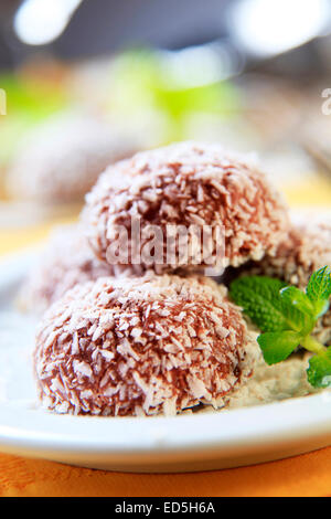 Schokolade-beschichteten Marshmallow behandelt mit einer Prise Kokosnuss Stockfoto