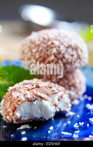 Schokolade-beschichteten Marshmallow behandelt mit einer Prise Kokosnuss Stockfoto