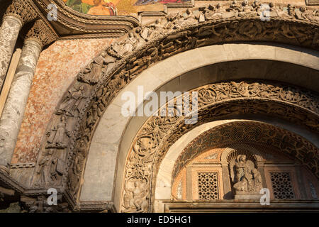 Detail der geschnitzte Skulptur Eingang, Markusdom, Venedig, Italien Stockfoto