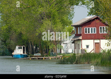 Häuser und ein Boot nahe dem Flussufer, Donaudelta, Rumänien, Europa Stockfoto