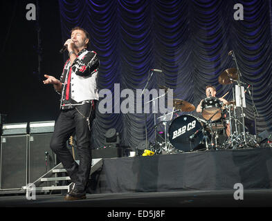 15. Juli 2014 - Raleigh, North Carolina; USA - Sänger PAUL RODGERS und Drummer SIMON KIRKE die Band, die live als ihre 2014-Tour führt von Bad Company macht einen Stopp auf der Time Warner Cable Musikpavillon befindet sich Iin Raleigh. Copyright 2014 Jason Moore. © Jason Moore/ZUMA Draht/Alamy Live-Nachrichten Stockfoto