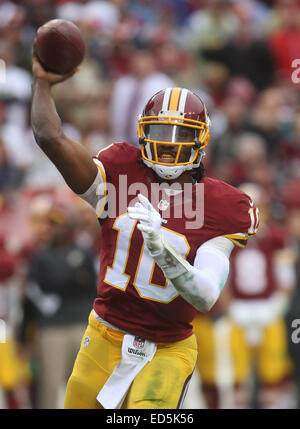 Landover, MD, USA. 28. Dezember 2014. Washington Redskins QB Robert Griffin III (10) im Kampf gegen die Dallas Cowboys am 28. Dezember 2014 bei Fedex Field in Landover, Maryland. Bildnachweis: Cal Sport Media/Alamy Live-Nachrichten Stockfoto