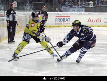 Ingolstadt, Bayern, Deutschland. 28. Dezember 2014. vom linken David Fischer/Krefeld, Stefan Kronthaler/Ingolstadt. Deutsche Eishockeyliga, Spiel Tag 32. ERC Ingolstadt Vs Krefeld Pinguine. Ingolstadt, Saturn Arena, 03. Oktober, 2014.the Landesmeister Ingolstadt erhält am Ende des Jahres das Team von Krefeld, blieb bis jetzt unter die Erwartungen der Fans. © Wolfgang Fehrmann/Wolfgang Fehrmann/ZUMA Draht/Alamy Live News Stockfoto