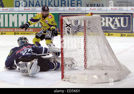 Ingolstadt, Bayern, Deutschland. 28. Dezember 2014. 4:3 für Krefeld, vom linken Torwart Timo PIELMEIER/Ingolstadt, Martin Schymainski/Krefeld. Deutsche Eishockeyliga, Spiel Tag 32. ERC Ingolstadt Vs Krefeld Pinguine. Ingolstadt, Saturn Arena, 03. Oktober, 2014.the Landesmeister Ingolstadt erhält am Ende des Jahres das Team von Krefeld, blieb bis jetzt unter die Erwartungen der Fans. © Wolfgang Fehrmann/Wolfgang Fehrmann/ZUMA Draht/Alamy Live News Stockfoto